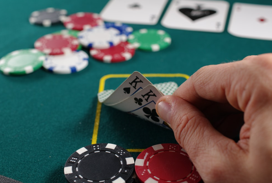 Learning to recognize typical poker errors